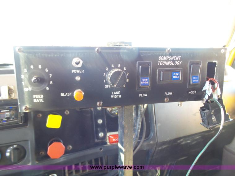 image for item K5776 2000 International F4900 dump truck