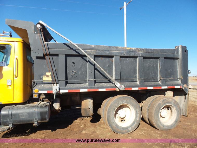 image for item K5776 2000 International F4900 dump truck