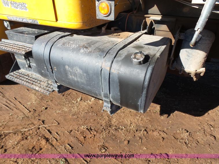 image for item K5776 2000 International F4900 dump truck