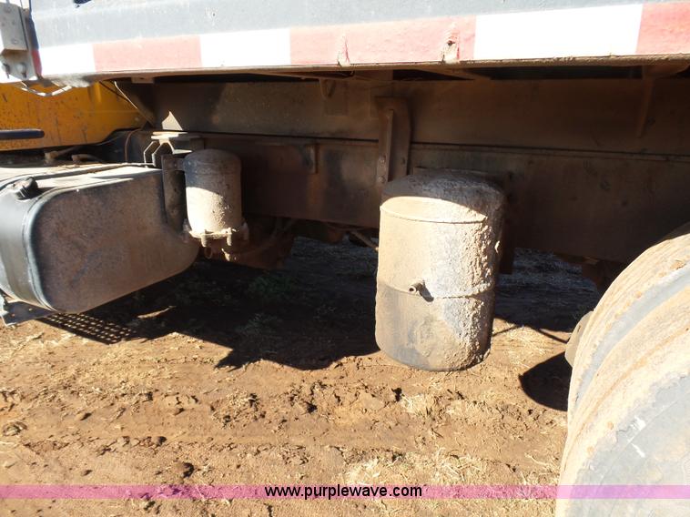 image for item K5776 2000 International F4900 dump truck