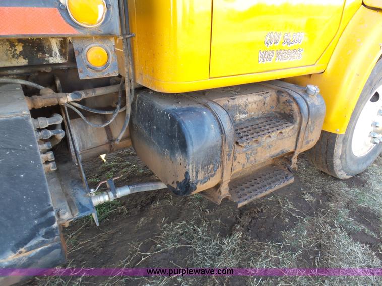 image for item K5776 2000 International F4900 dump truck