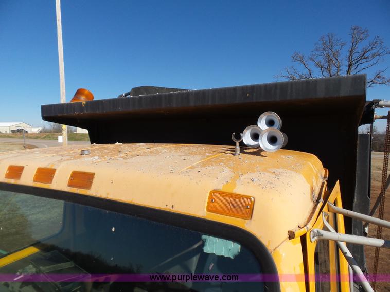 image for item K5776 2000 International F4900 dump truck