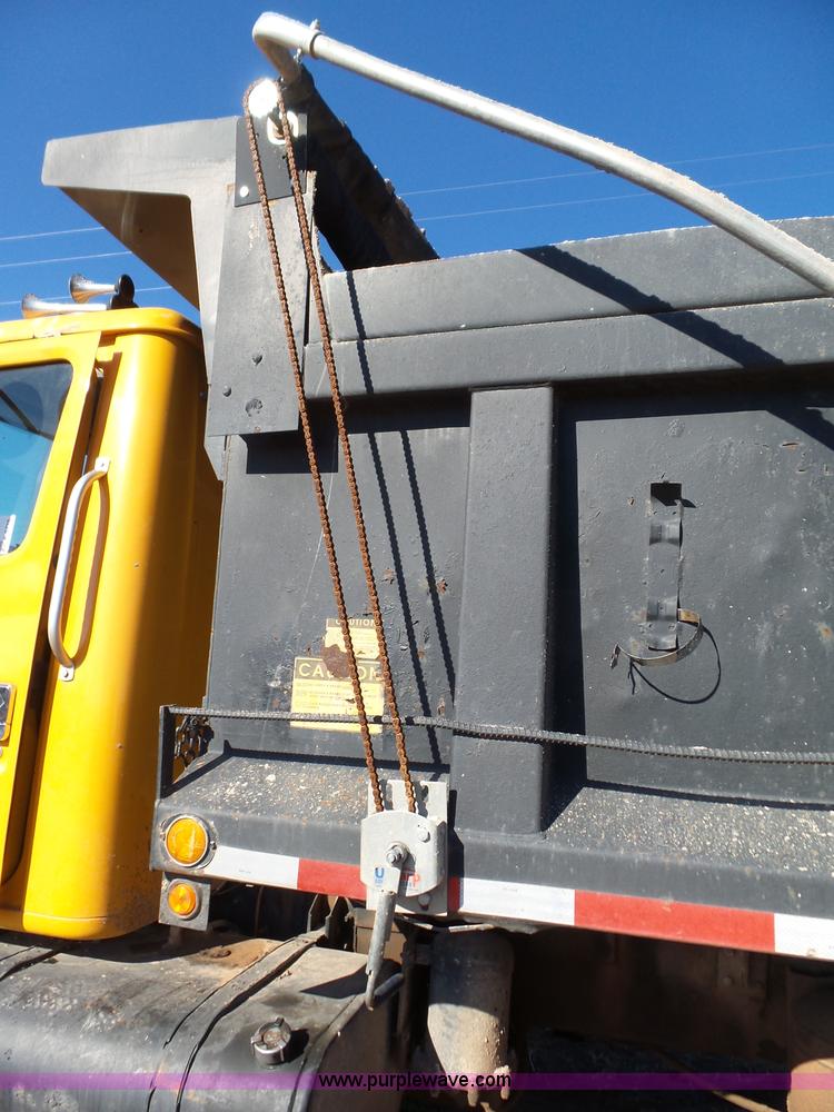 image for item K5776 2000 International F4900 dump truck