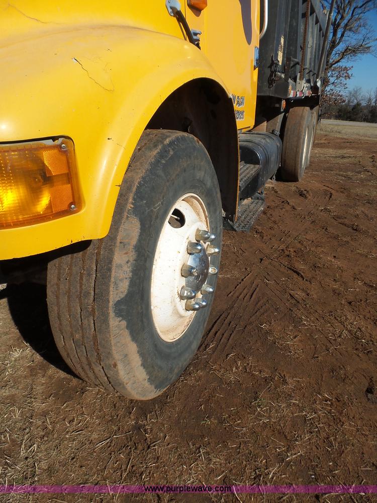 image for item K5776 2000 International F4900 dump truck