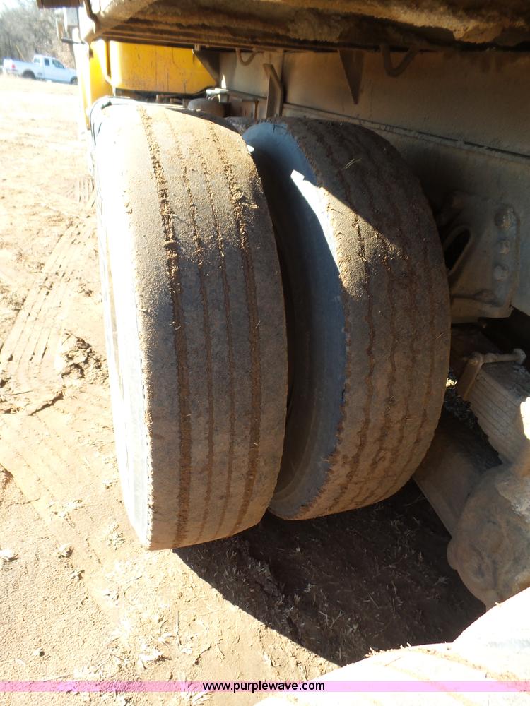 image for item K5776 2000 International F4900 dump truck