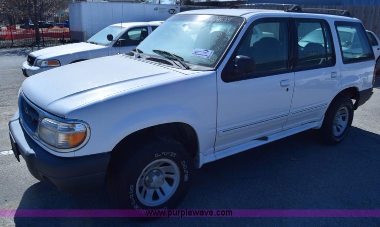 image for item K8696 2000 Ford Explorer SUV