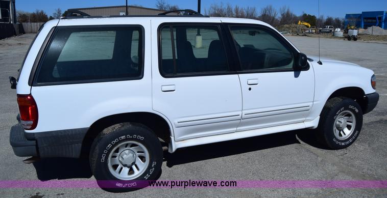 image for item K8696 2000 Ford Explorer SUV