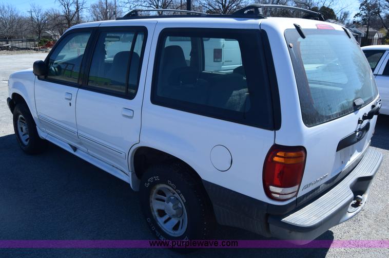 image for item K8696 2000 Ford Explorer SUV