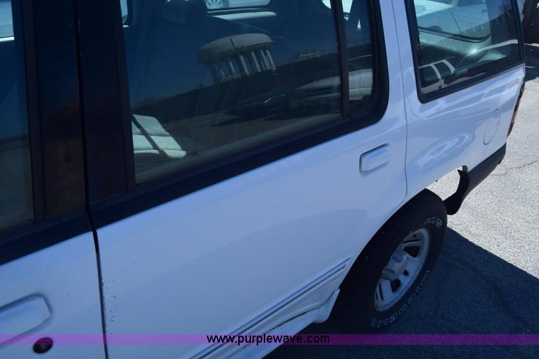 image for item K8696 2000 Ford Explorer SUV