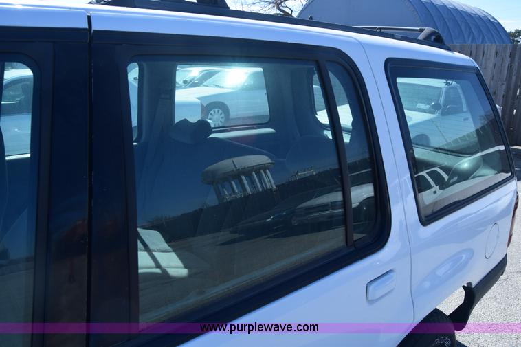 image for item K8696 2000 Ford Explorer SUV