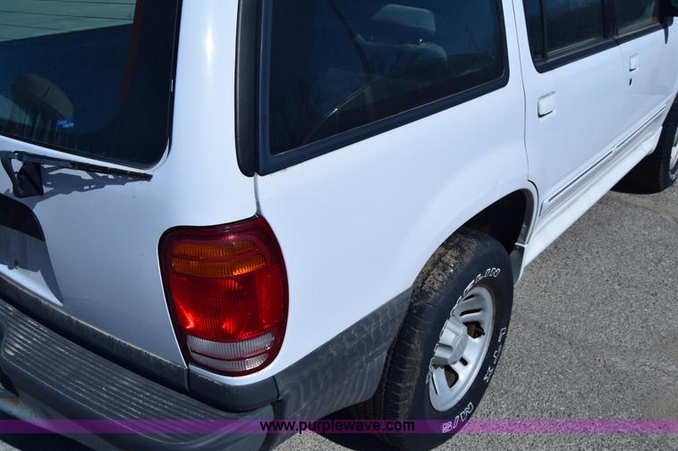 image for item K8696 2000 Ford Explorer SUV