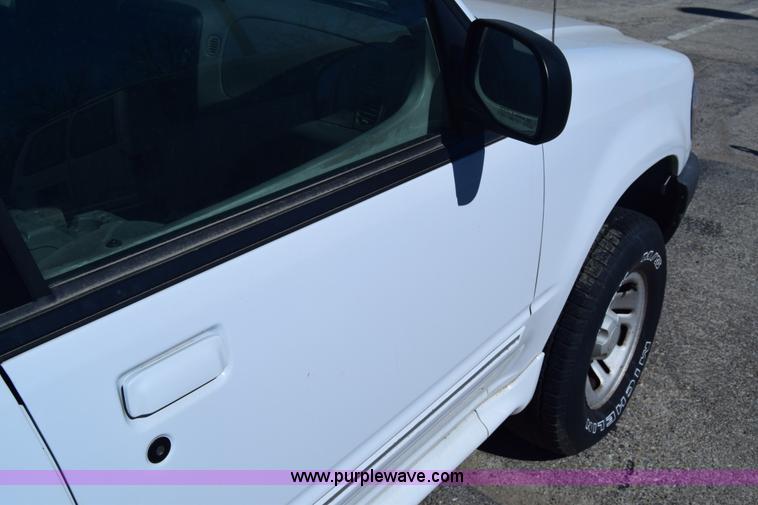 image for item K8696 2000 Ford Explorer SUV