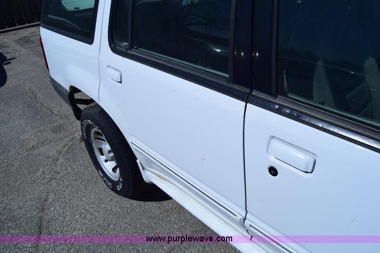 image for item K8696 2000 Ford Explorer SUV