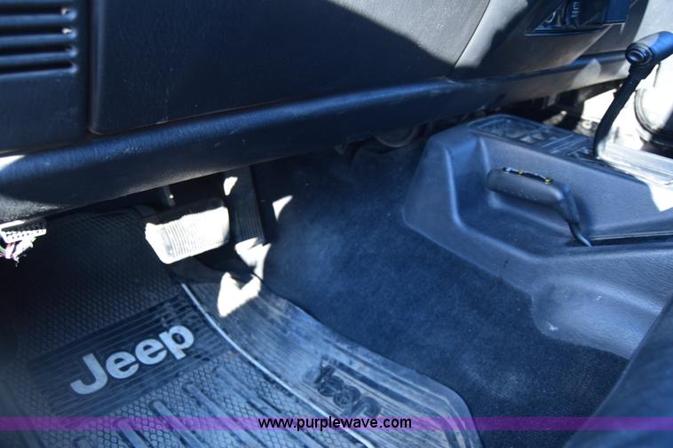 image for item K8708 2003 Jeep Wrangler Sport SUV