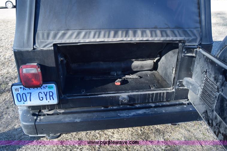 image for item K8708 2003 Jeep Wrangler Sport SUV