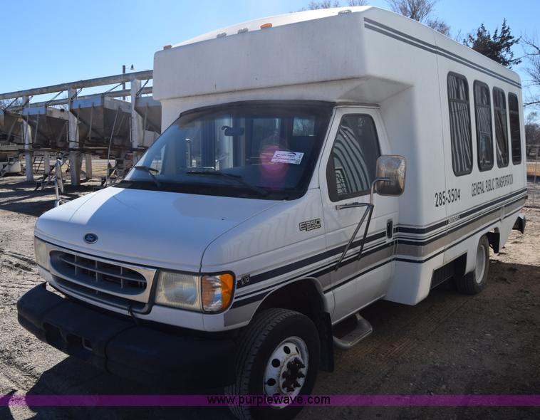 image for item K8713 2002 Ford 800 Diamond bus