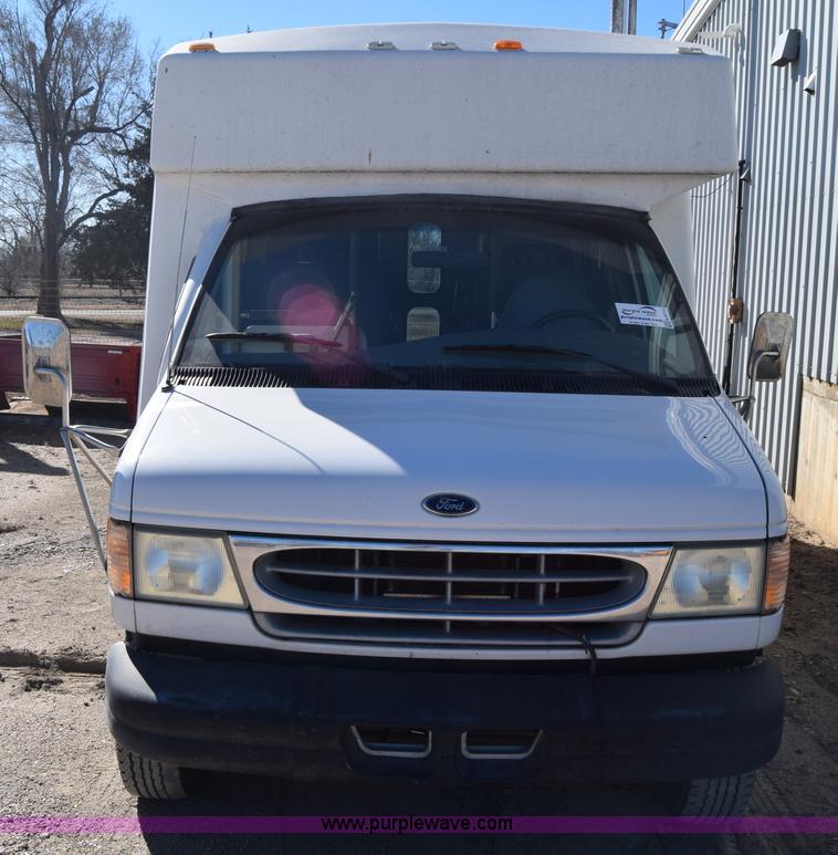 image for item K8713 2002 Ford 800 Diamond bus
