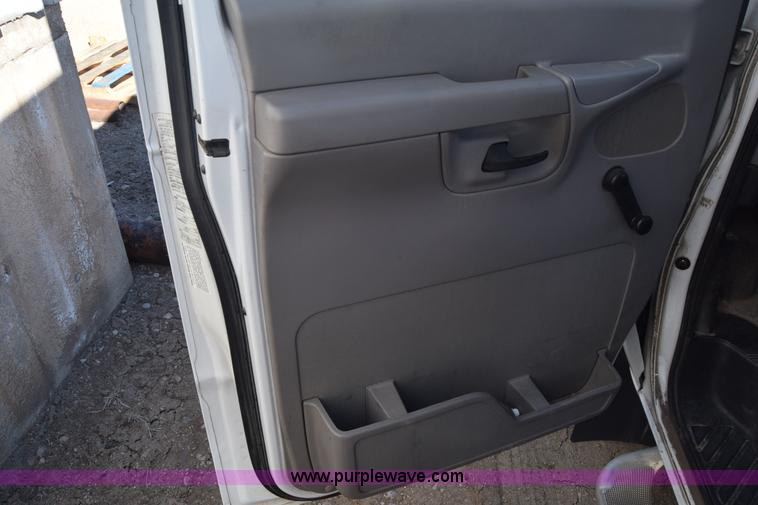 image for item K8713 2002 Ford 800 Diamond bus