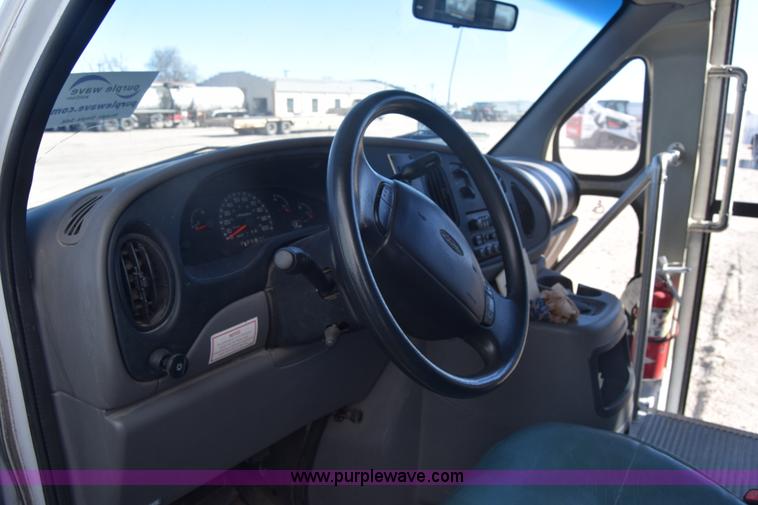 image for item K8713 2002 Ford 800 Diamond bus