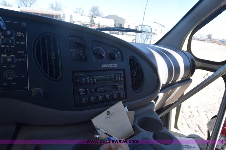 image for item K8713 2002 Ford 800 Diamond bus