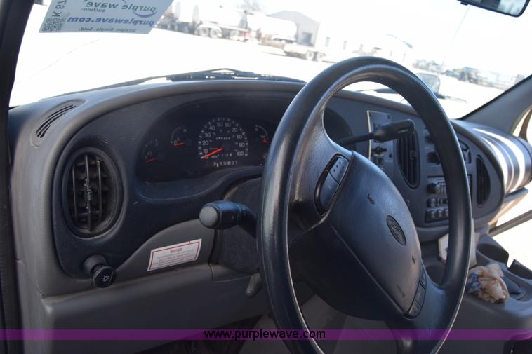 image for item K8713 2002 Ford 800 Diamond bus