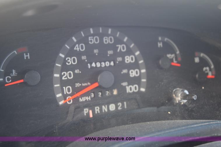 image for item K8713 2002 Ford 800 Diamond bus