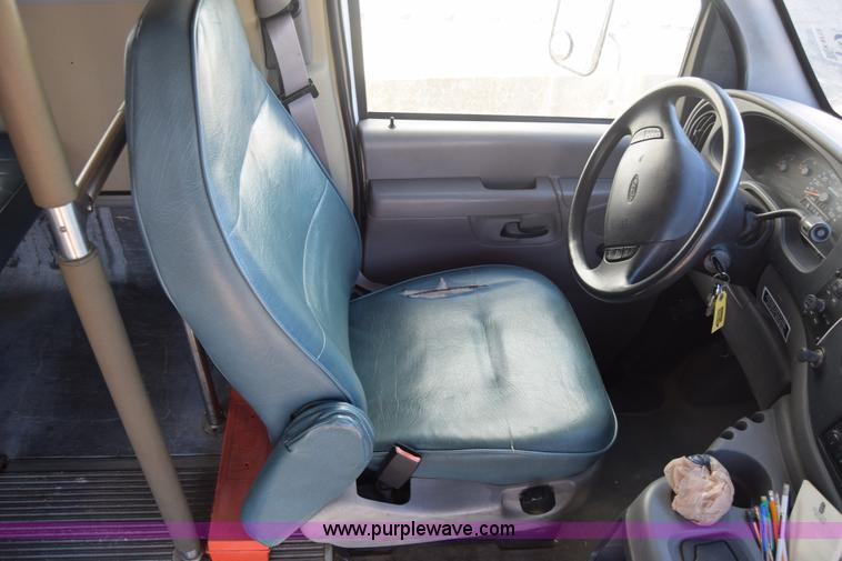 image for item K8713 2002 Ford 800 Diamond bus