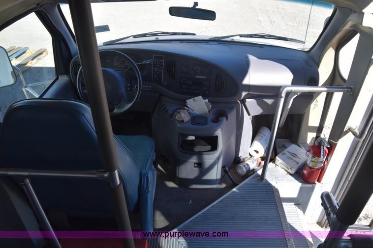 image for item K8713 2002 Ford 800 Diamond bus
