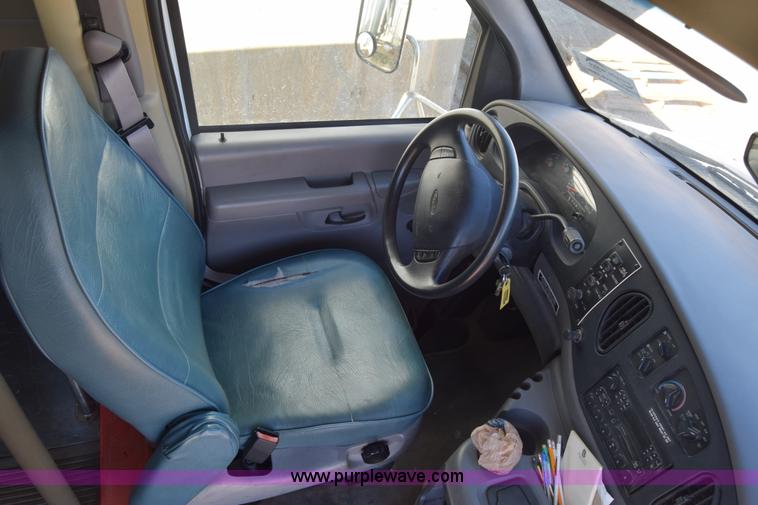 image for item K8713 2002 Ford 800 Diamond bus