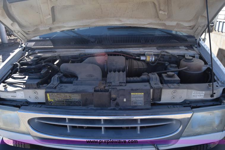 image for item K8713 2002 Ford 800 Diamond bus