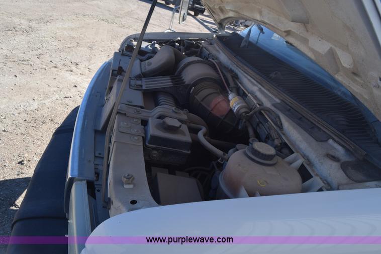 image for item K8713 2002 Ford 800 Diamond bus