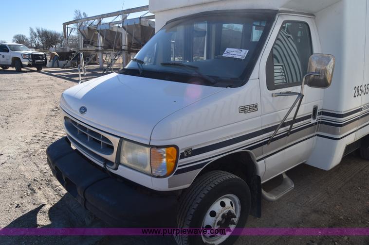 image for item K8713 2002 Ford 800 Diamond bus