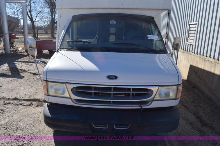 image for item K8713 2002 Ford 800 Diamond bus