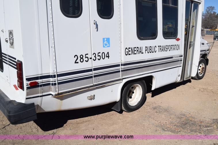 image for item K8713 2002 Ford 800 Diamond bus