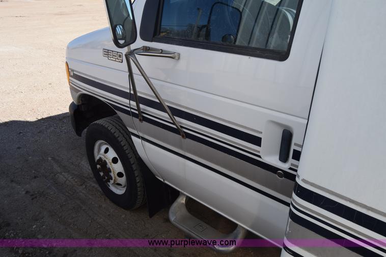 image for item K8713 2002 Ford 800 Diamond bus