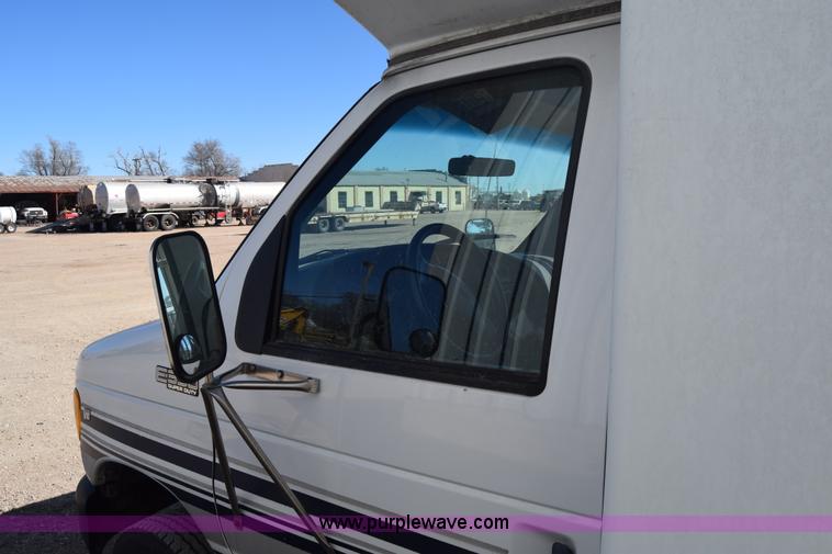 image for item K8713 2002 Ford 800 Diamond bus