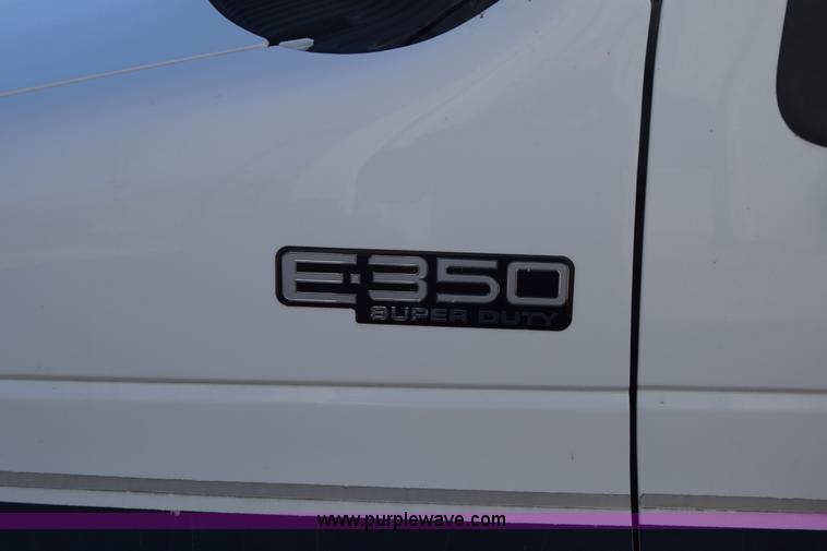 image for item K8713 2002 Ford 800 Diamond bus