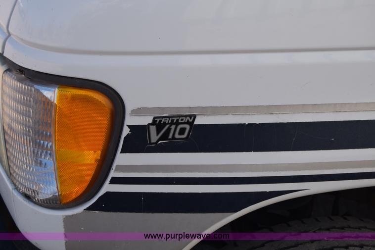 image for item K8713 2002 Ford 800 Diamond bus