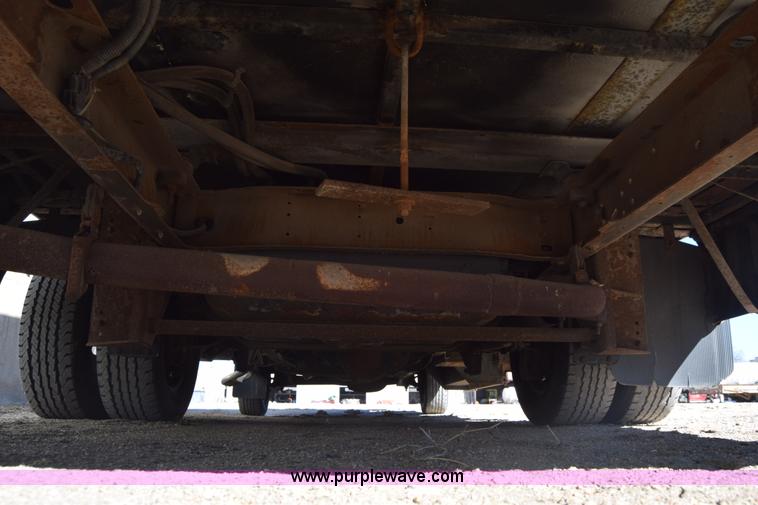 image for item K8713 2002 Ford 800 Diamond bus