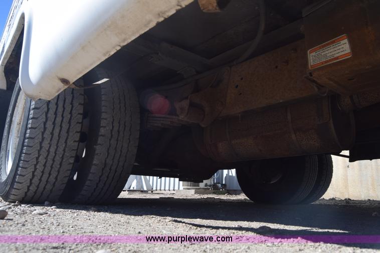 image for item K8713 2002 Ford 800 Diamond bus