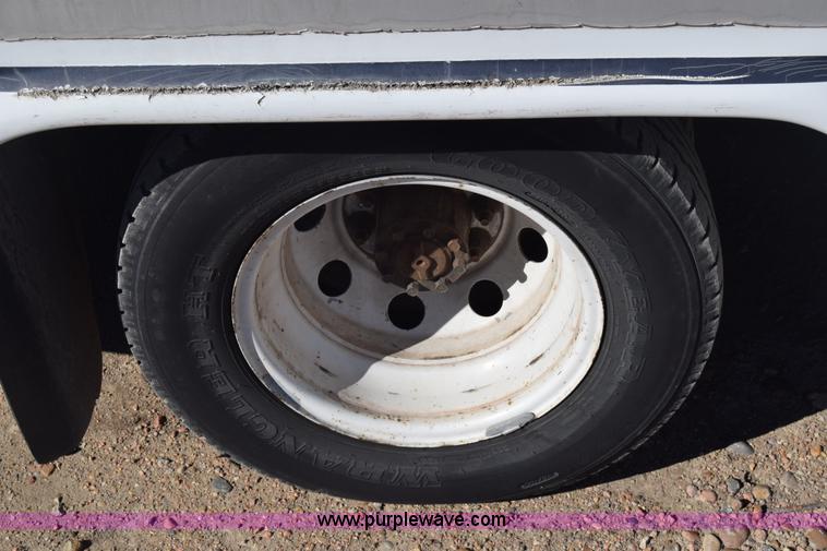 image for item K8713 2002 Ford 800 Diamond bus