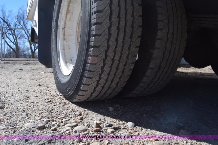 image for item K8713 2002 Ford 800 Diamond bus