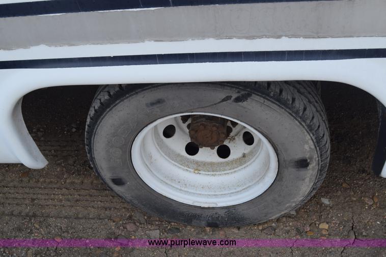 image for item K8713 2002 Ford 800 Diamond bus