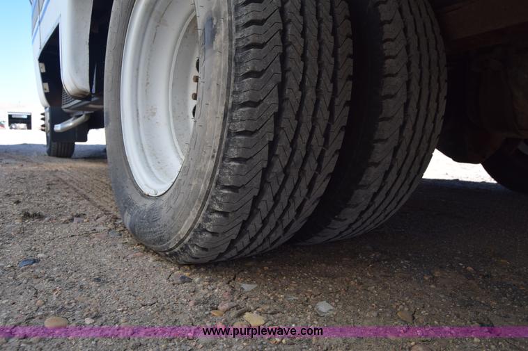 image for item K8713 2002 Ford 800 Diamond bus