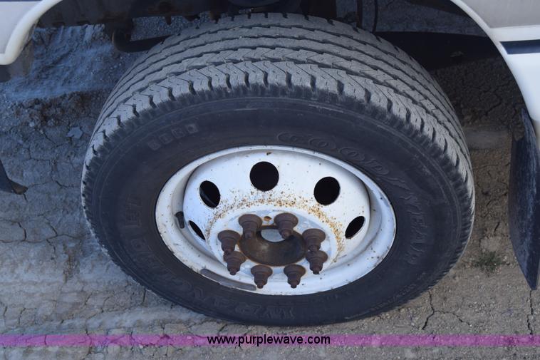 image for item K8713 2002 Ford 800 Diamond bus