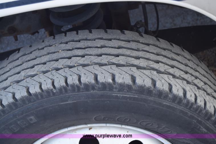 image for item K8713 2002 Ford 800 Diamond bus