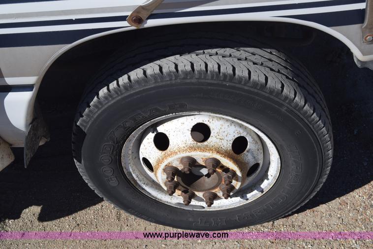 image for item K8713 2002 Ford 800 Diamond bus