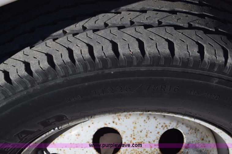 image for item K8713 2002 Ford 800 Diamond bus