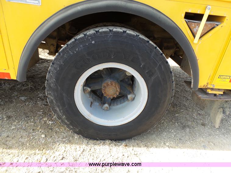 image for item L3666 1988 Ford F700 bucket truck