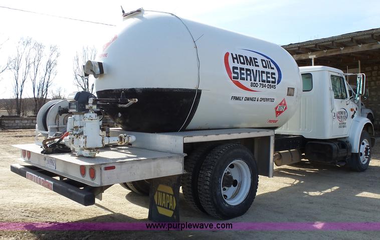 image for item L3667 2001 International 4700 propane fuel truck